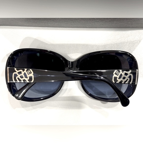Chanel CC Camellia Sunglasses - Full Inclusion - Picture 4 of 6